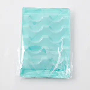 Dettaglio del vassoio porta ciglia blu chiaro con design ondulato in busta di plastica