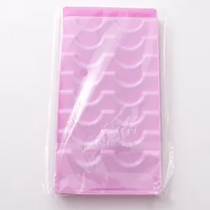 Détail du plateau de rangement rose pour 8 paires de faux cils dans un sac protecteur