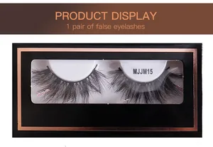 Gros plan de faux cils épais et croisés dans une boîte montrant les détails du modèle MJJM15