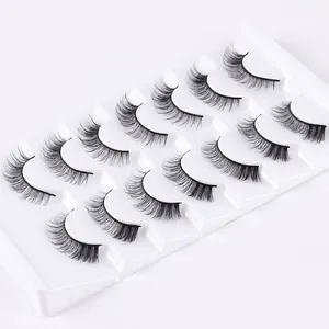 Set mit 10 Paar 3D-Kunstfaser-Wimpern mit natürlichem Schwung und Volumen auf weißem Tray