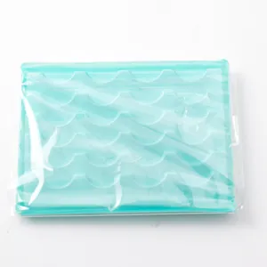 Detail der grünen Silikonform mit Wellenrillen für die Wimpern-Organisation
