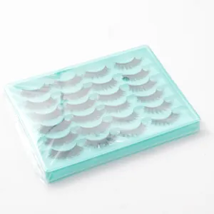 Nahaufnahme von 10 Paar Kunstpelz-Wimpern in einer hellgrünen Schale für tägliches Make-up