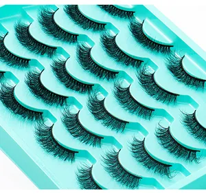 Nahaufnahme von 14 Paar dichten, lockigen Faux-Nerz-Wimpern in einem minzgrünen Fach