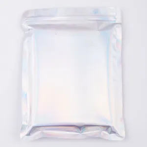 Détail de sachets holographiques argentés à fermeture éclair pour kits de faux cils