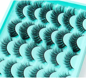 Nahaufnahme von 12 Paar dichten und geschwungenen Nerzimitation-Wimpern in Minzschale