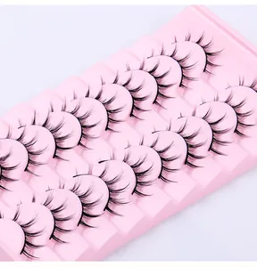 Dettaglio di 10 paia di ciglia finte nere naturali e ricurve in un vassoio rosa