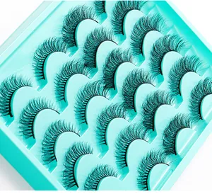 Detail von 14 Paar langen falschen Wimpern in einer hellen türkisfarbenen Aufbewahrung