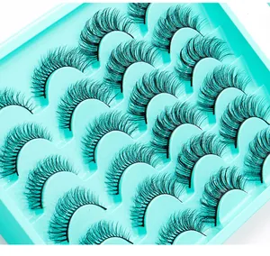 Makroaufnahme von 12 Paaren dichten und geschwungenen Nerzimitat-Wimpern im Set