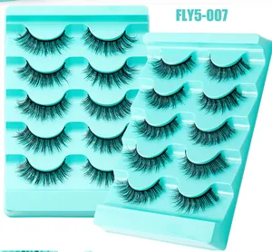 Dettaglio di 5 paia di ciglia finte folte e curve in vassoi blu stile Tiffany