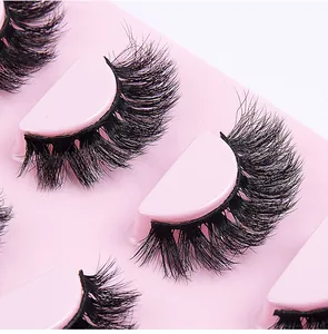 Makroansicht voluminöser, mehrlagiger künstlicher Wimpern mit dichter Textur