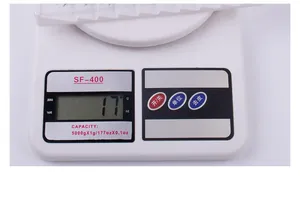 Bilancia da cucina digitale che pesa con precisione un vassoio per ciglia da 17g in bianco