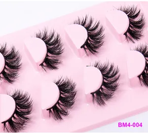 Detaillierte Makroaufnahme von 3D-Faux-Mink-Wimpern in Stil BM4-004 auf rosa Tray