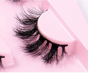 Makroaufnahme von 4 Paar 3D-Volumen-Wimpern mit kreuzweise geschichteten Fasern