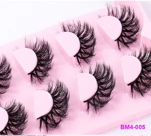 Makro-Detail dichter, mehrlagiger künstlicher Wimpern auf rosa Tablett, 4 Paare