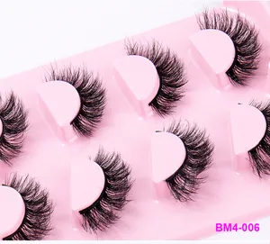 Detaillierte Nahaufnahme mehrschichtiger falscher Wimpern auf rosa Tray, 7 Paare