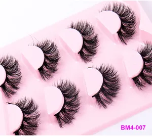 Detailansicht von dichten 3D-Faux-Mink-Wimpern auf rosa Tablett mit feiner Textur