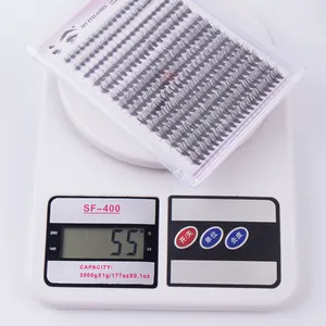 Gewichtsmessung des DIY Einzelwimpern-Sets auf digitaler Waage für den Versand
