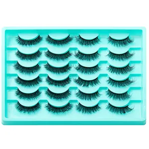 24 Paar voluminöse künstliche Nerzwimpern in tiffanyblauem Tray auf weißem Hintergrund