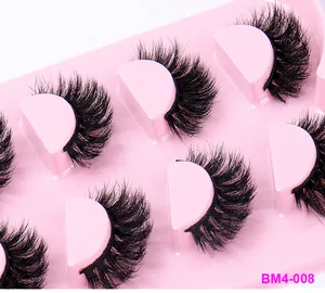 Detailaufnahme dicker 3D-Faux-Nerz-Wimpern mit mehrlagigem Volumen auf rosa Tray