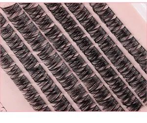 Macro-opname van meerrijige tros-wimperverlengingen op roze displaybord met fijne vezeltextuur
