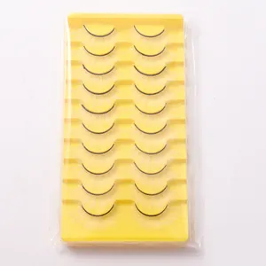 Detailopname van 10 paar heldergele synthetische kunstwimpers in een plastic houder