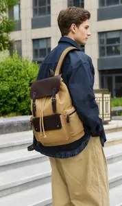 Vista detallada de mochila de lona con correas de cuero durante el uso urbano diario