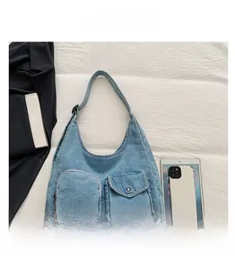 Vue détaillée du sac en jean avec tablette et smartphone pour comparer la taille