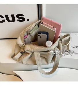 Vista dall'alto della capiente borsa da viaggio in nylon beige e spazio interno