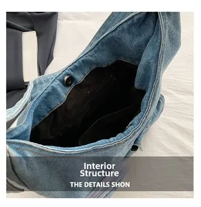 Structure interne du cabas en denim avec poche zippée et fermeture magnétique