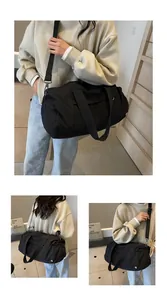 Dettaglio borsa da viaggio in nylon nero impermeabile con tracolla e manici doppi