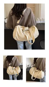 Dettaglio borsa da viaggio in nylon crema impermeabile con tracolla rimovibile