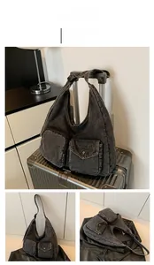 Détail d'un sac hobo en denim noir avec poches cargo et texture de tissu délavé