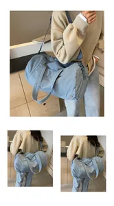 Dettaglio borsa da viaggio blu in nylon impermeabile con tracolla e manici rinforzati
