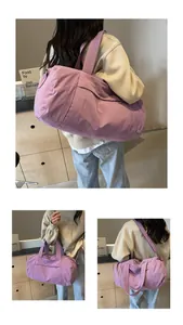 Dettaglio della borsa da viaggio in nylon viola impermeabile usata a spalla e a tracolla