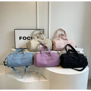 Dettaglio delle borse da viaggio in nylon impermeabile in cinque colori pastello