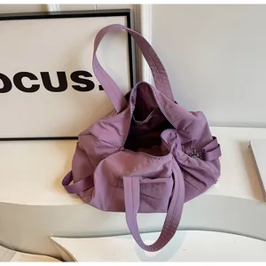 Dettaglio della borsa da viaggio grande in nylon viola impermeabile con tasca interna e tracolla