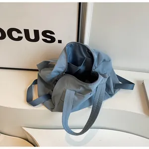 Scomparti interni della borsa da viaggio blu in nylon impermeabile per organizzazione
