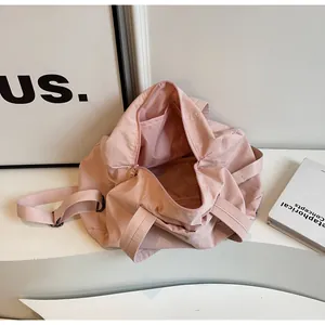 Vista interna che mostra l'ampio scomparto e la tasca di questa borsa da viaggio rosa