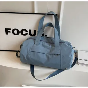 Dettaglio della borsa da viaggio in nylon celeste impermeabile con tasca e anello a D