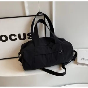 Dettaglio borsa da viaggio in nylon impermeabile con tracolla e anello a D in metallo