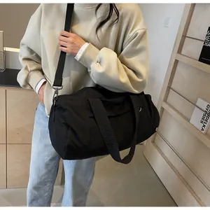 Dettaglio borsa da viaggio in nylon nero impermeabile con tracolla e manici rinforzati