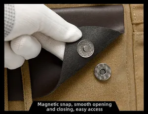 Detalle del cierre magnético en una mochila grande de lona y cuero retro