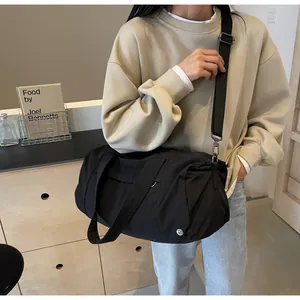 Dettaglio della borsa sportiva in nylon nero con tracolla regolabile e ganci in metallo