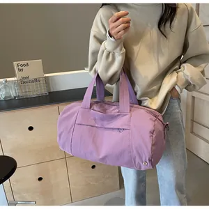 Dettaglio della grande borsa da viaggio in nylon viola impermeabile in ambiente domestico