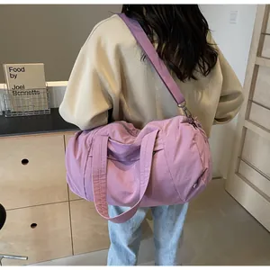 Dettaglio della borsa da viaggio lavanda grande con tracolla regolabile e cerniere in metallo