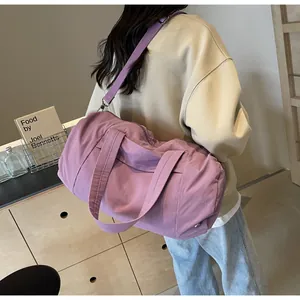 Grande borsa da viaggio viola in nylon impermeabile indossata a spalla per la taglia