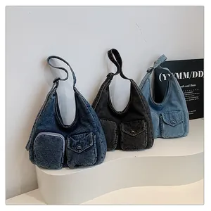 Détails de trois sacs à bandoulière en denim en forme de croissant en bleu, noir et clair