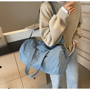 Dettaglio del tessuto in nylon ad alta densità e tracolla della borsa da viaggio blu