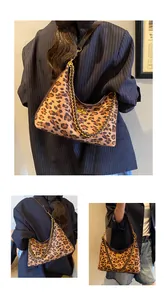 Détail du sac hobo léopard avec bandoulière marron, chaîne dorée et fermoir pivotant