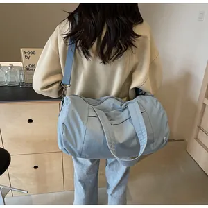 Vista dettagliata di una borsa da viaggio in nylon azzurro con tracolla in una casa